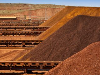 El precio del mineral de hierro cae al mínimo de seis meses