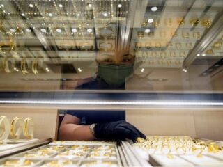 Plano de oro; listo para salto semanal con esperanzas de pausa de la Fed, problemas bancarios