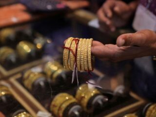 Los precios del oro indio alcanzan un récord y reducen la demanda, dicen los comerciantes
