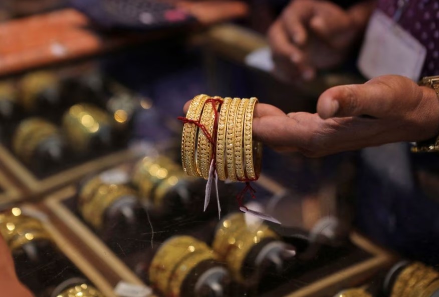 Los precios del oro indio alcanzan un récord y reducen la demanda, dicen los comerciantes