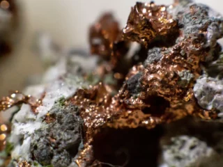 Zijin Mining detiene la producción minera tras accidente en mina Tibet