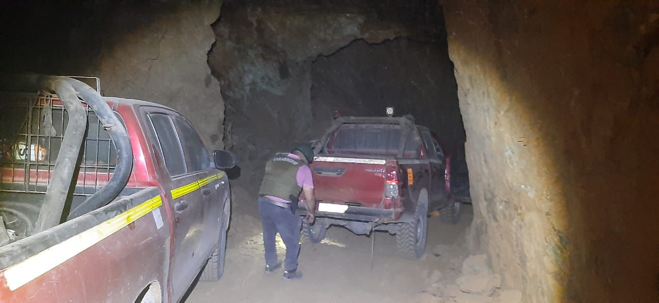 Carabineros de Atacama recupera tres camionetas robadas ocultas cerca de faena minera abandonada