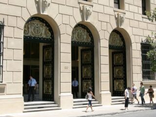 Sin contar Codelco: informe calcula que sostener a las empresas estatales le cuesta al Fisco el equivalente a 6.500 viviendas sociales por año