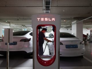 Tesla listo para un aumento de $ 3 mil millones de Ford, ofertas de cargador de GM