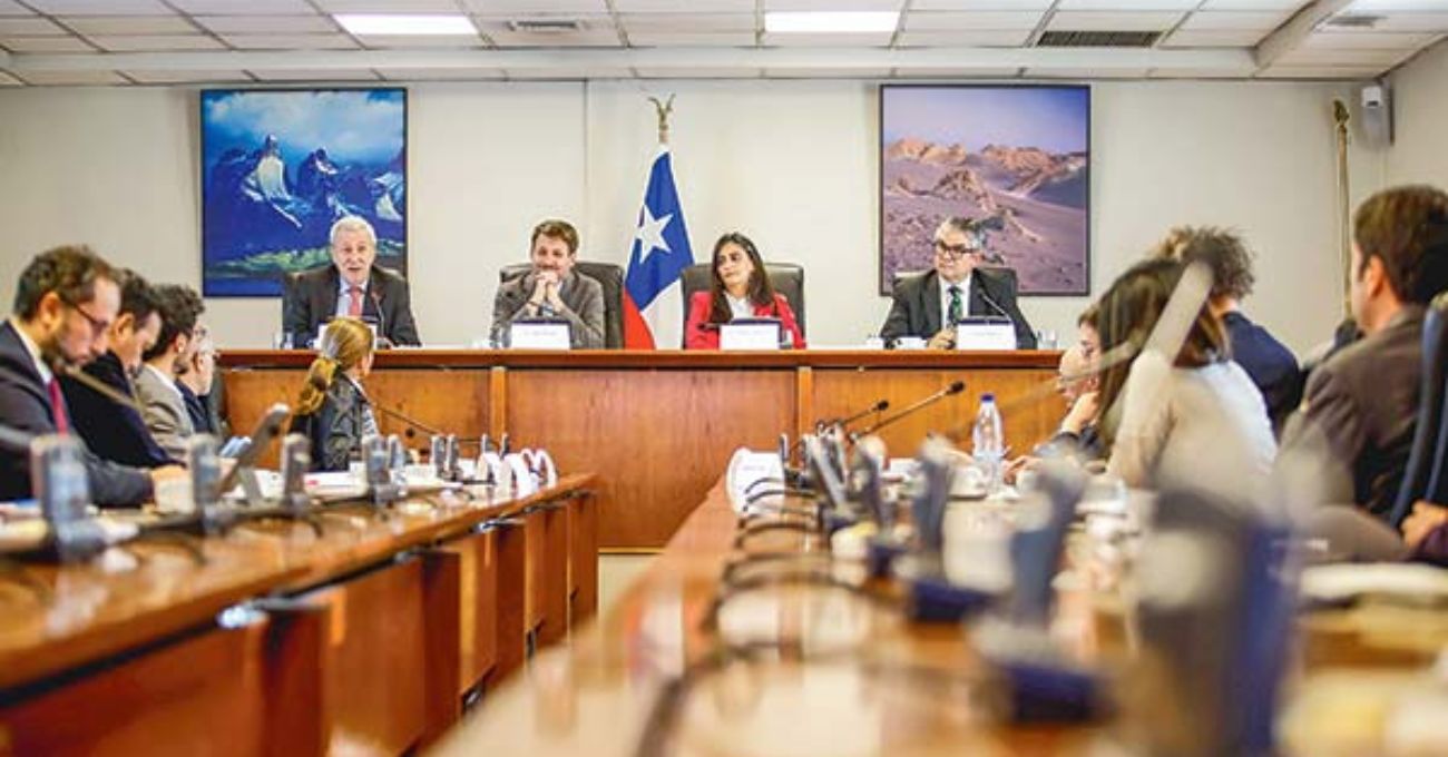 Gobierno presenta ante gremios y embajadores medidas para la transición energética