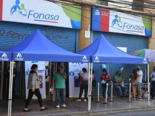 Revisa si eres beneficiario de devolución de excesos de Fonasa
