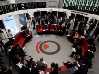 Las existencias de cobre disponibles en la LME caen al nivel más bajo desde 2021