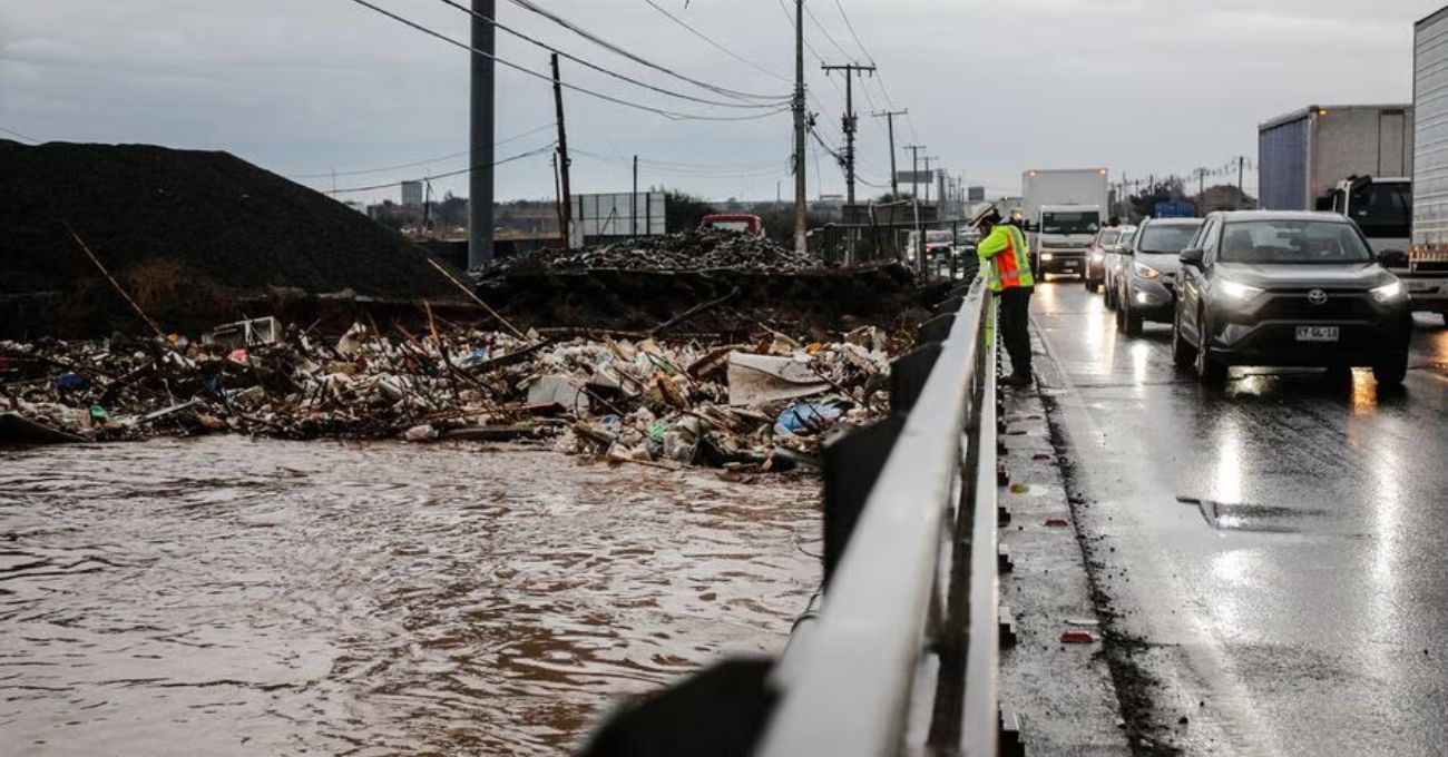 El Maule: cae parte de puente ferroviario en río Lircay y cortan tránsito en Ruta 5 hacia el norte por socavón