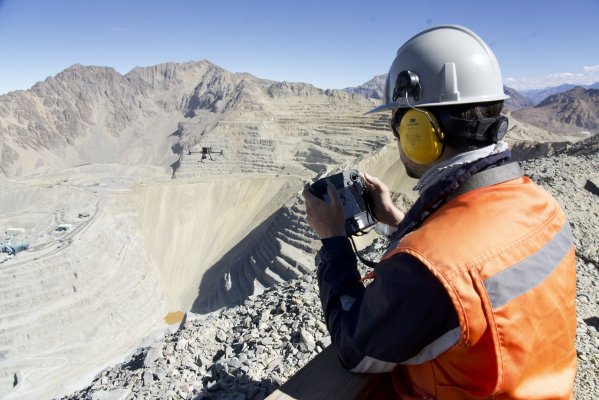 Carga tributaria total de la gran minería llegará a 44,7% con nuevo royalty y afecta competitividad.