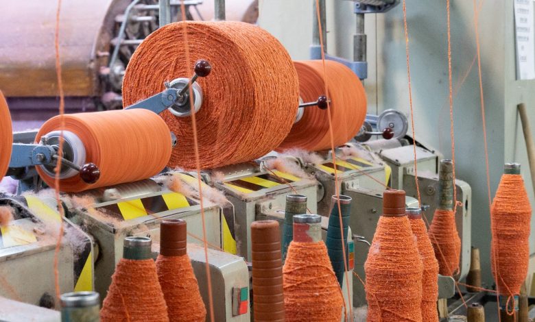 Internas de San Joaquín crearán frazadas y cojines a partir de ropa reciclada en faena