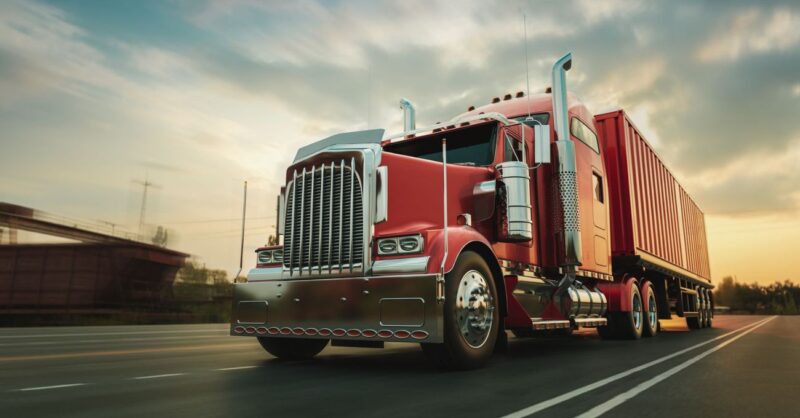 Sueldos pueden llegar a los $2,5 millones: ¿Cuánto ganan los camioneros y qué requisitos deben cumplir?