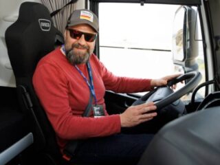 Sueldos pueden llegar a los $2,5 millones: ¿Cuánto ganan los camioneros y qué requisitos deben cumplir?