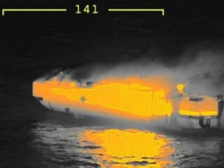Barco cargado con 3 mil autos se incendia cerca de la costa de Países Bajos y carga incluye al menos 300 modelos de Mercedes Benz