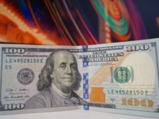 Dólar revierte caída y se acerca a $830, tasas suben con nuevos datos económicos en EEUU