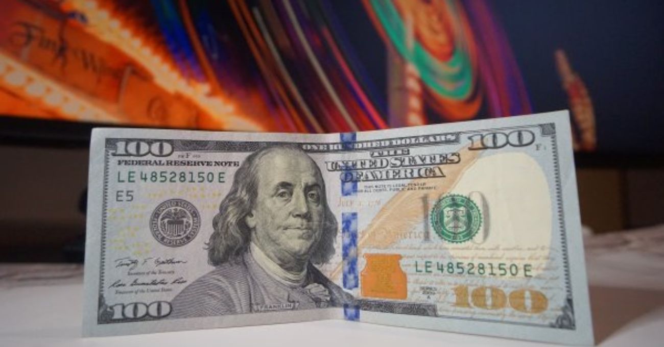 Dólar revierte caída y se acerca a $830, tasas suben con nuevos datos económicos en EEUU