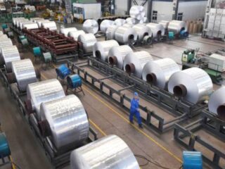 Rio Tinto cancela $1.7 mil millones de refinerías de aluminio debido a los costos del esquema de reducción de emisiones de carbono de Australia.