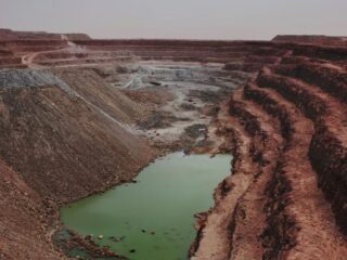 Níger, un relevante productor de uranio suspende su constitución tras golpe de Estado