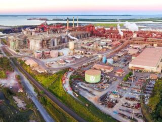 Rio Tinto y Sumitomo producirán alúmina baja en carbono en la refinería de Queensland
