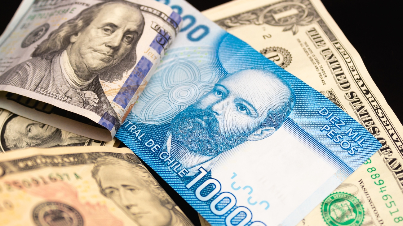 Dólar cae por tercera sesión y cierra próximo a $940 entre renovadas expectativas de diferencial de tasas