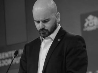 Jackson dimite tras ofensiva opositora por lío de platas