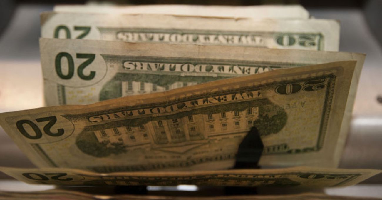 Dólar aprieta el acelerador: Sube casi $10 este lunes y alcanza los $865 en el mercado local