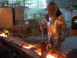 Cobre retrocede por inquietud sobre crecimiento mundial y tasas