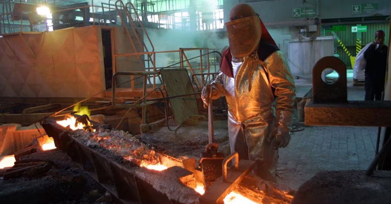 Cobre retrocede por inquietud sobre crecimiento mundial y tasas