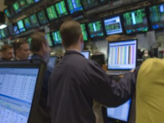 Comerciantes de metales abandonan fondos de cobertura ante decepción en los mercados