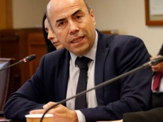 El cerco de Contraloría a 16 gobiernos regionales, dos ministerios y el “misil” que prepara sobre el convenio del Minvu con Democracia Viva