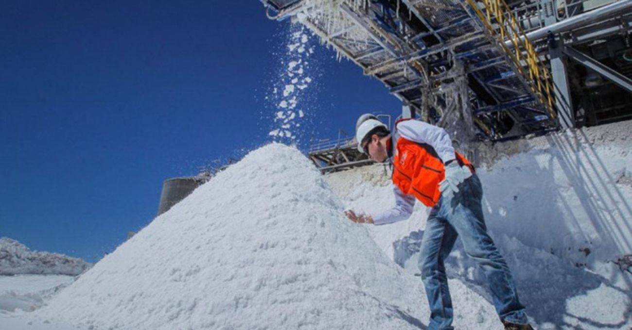 ¿Pasó el "boom"?: Expertos abordan la baja de precios del litio y urgen a Chile "pisar el acelerador"