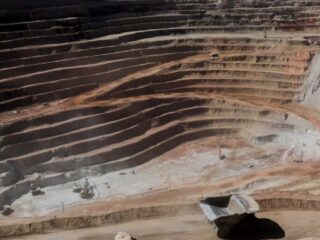 Antofagasta Minerals busca trabajadores para sus faenas en el Norte de Chile