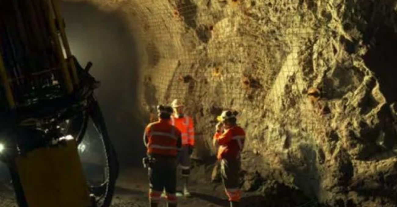 Ganancias de minera de las familias Hurtado Vicuña y Fernández León caen 64% mientras sigue preparando proyecto El Espino