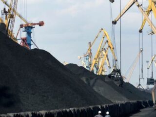 Aumentan las importaciones de carbón en China en julio debido a la ola de calor