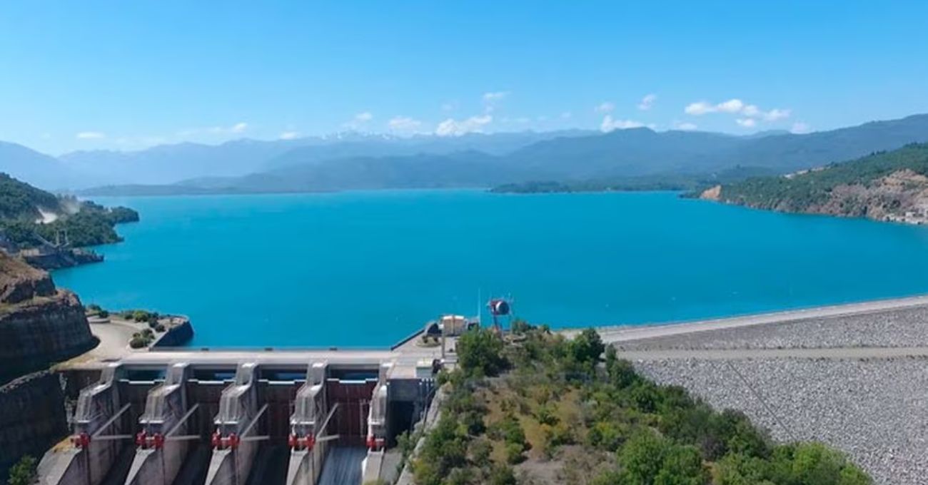 Colbún iniciará vertimientos preventivos de su embalse ante anuncios de fuertes precipitaciones