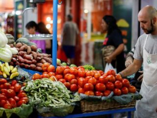 IPC sube en julio sobre las estimaciones del mercado impulsado por alza de alimentos y bebidas