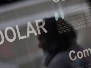 Dólar corta racha alcista tras reporte que mostró que China entró en deflación
