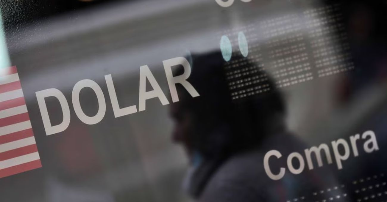 Dólar corta racha alcista tras reporte que mostró que China entró en deflación