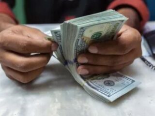 Dólar extiende alza y cruza los $850 mientras la divisa se aprecia globalmente tras los precios al productor en EEUU