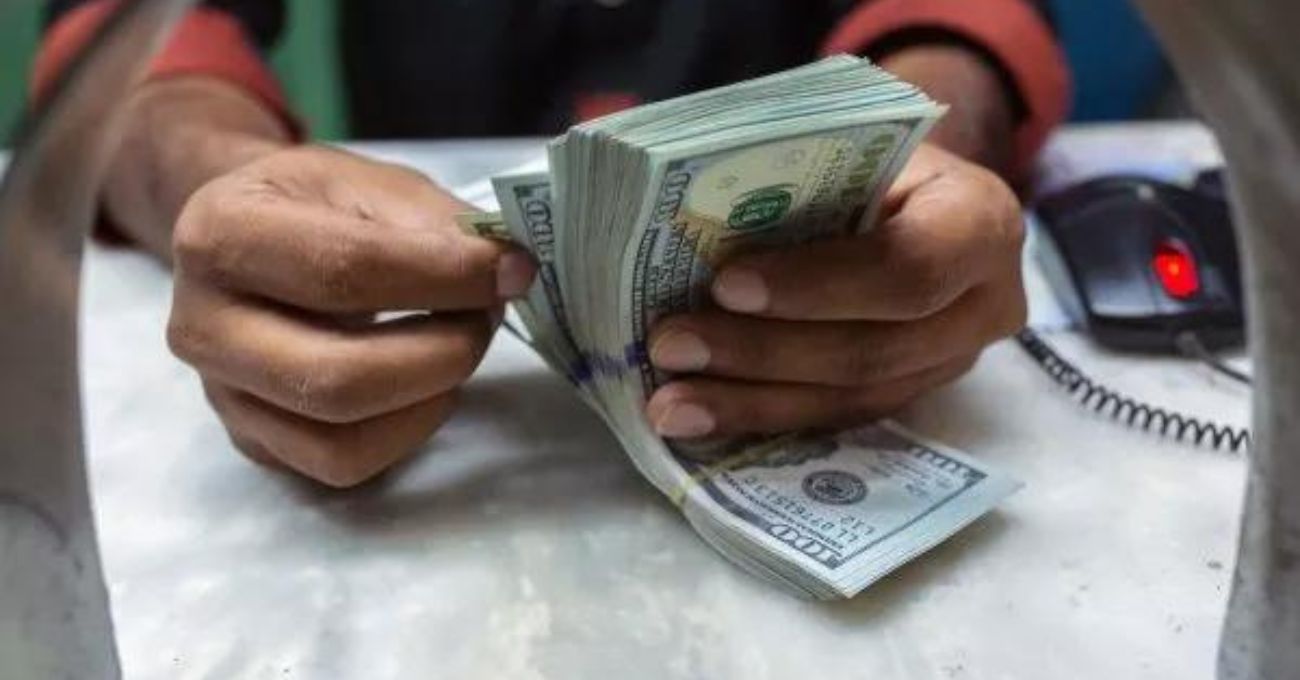 Dólar extiende alza y cruza los $850 mientras la divisa se aprecia globalmente tras los precios al productor en EEUU