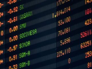 Wall Street y Bolsa de Santiago caen tras negativas cifras en EEUU y China que aumentan la aversión al riesgo