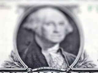 Dólar extiende alza y se acerca a $860 mientras se prolonga el "efecto Fitch" en mercados globales