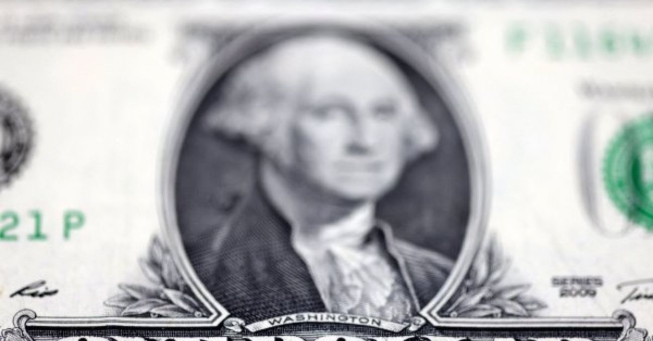 Dólar extiende alza y se acerca a $860 mientras se prolonga el "efecto Fitch" en mercados globales