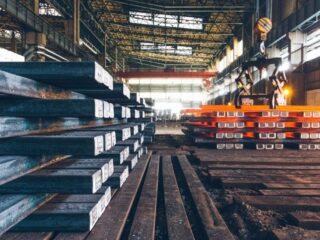 El declive inesperado: las razones detrás de la caída del precio del mineral de hierro