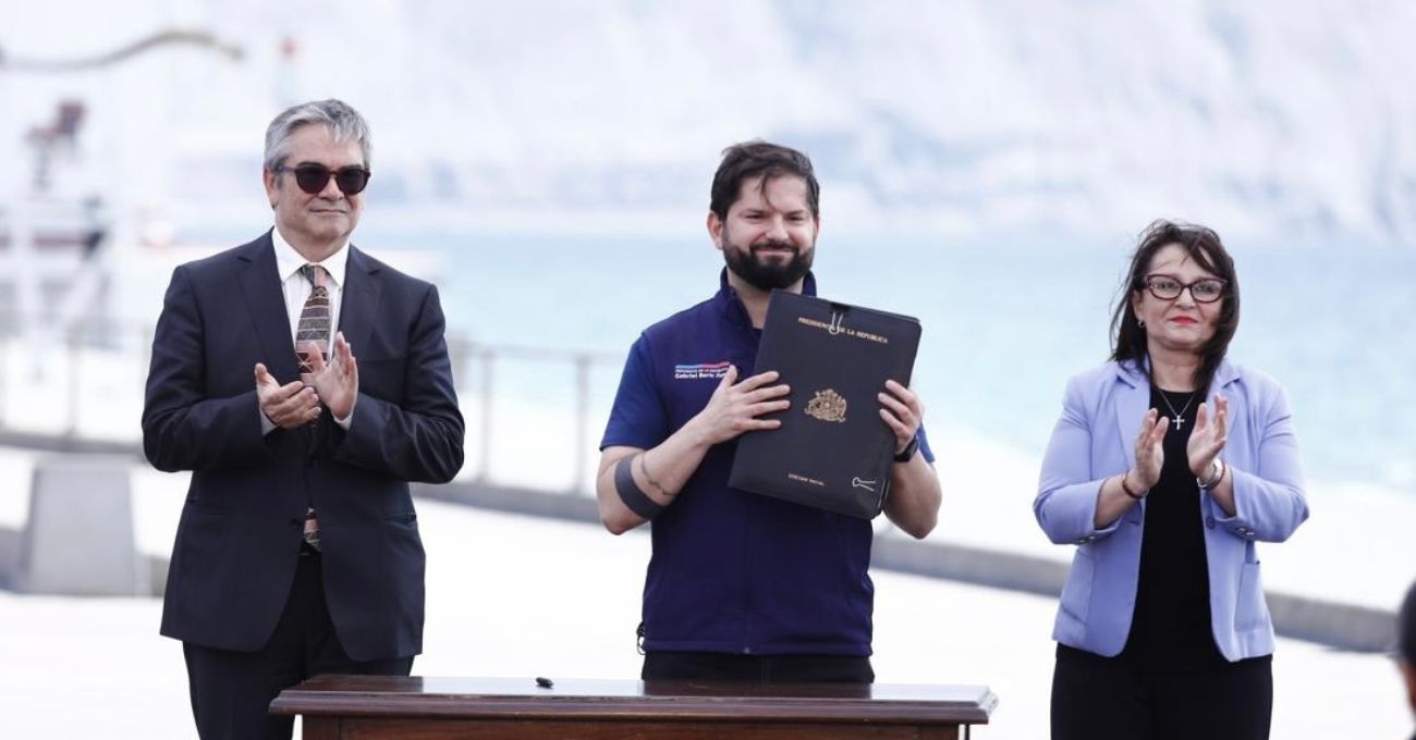 Presidente Gabriel Boric junto a ministros de Hacienda y Minería promulgan ley de Royalty Minero