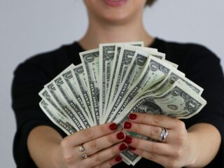 ¿El dólar imparable? Cómo esta montaña rusa financiera podría sacudir tu bolsillo