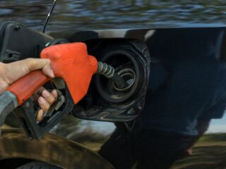 Ahorra Hasta $200 por Litro de Bencina: Descuentos de Agosto