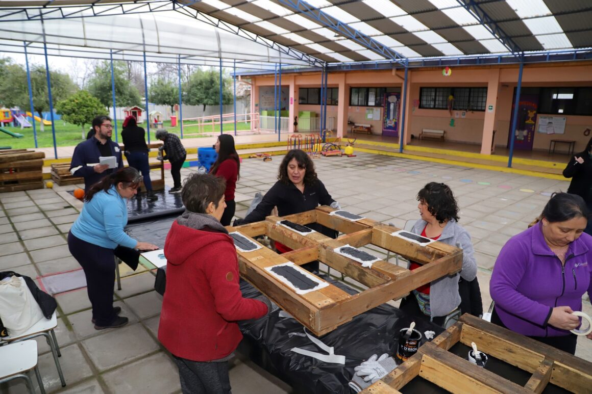 El Teniente apoya instalación de huertos verticales en Población Dintrans