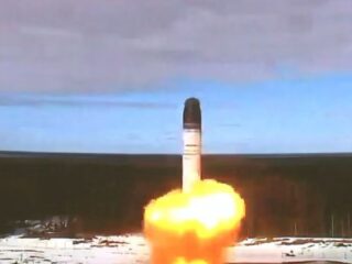 “Puede hundir al Reino Unido con un solo ataque”: Rusia pone en servicio una bomba nuclear apocalíptica