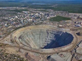 Alrosa inicia la construcción de una nueva gran mina de diamantes