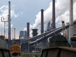 El impacto oculto de las grandes industrias: ¿Cómo afectan las emisiones al esperanza de vida?